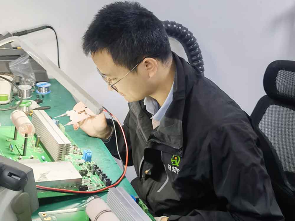 工程师维修实验室仪器电路板,拆解检修精密分析仪器硬件
