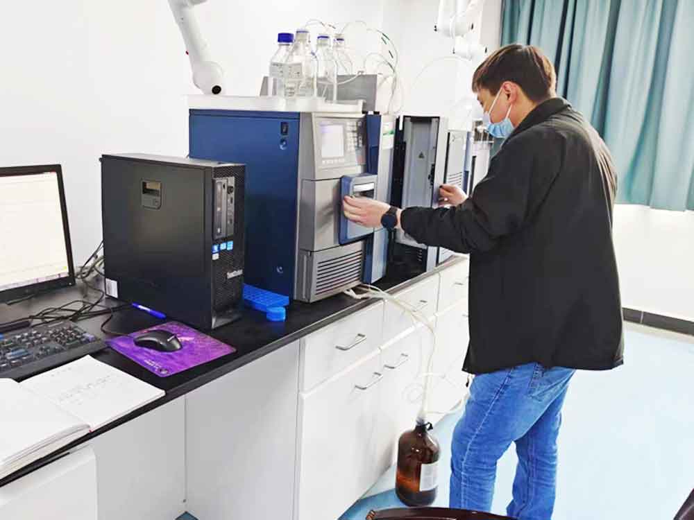 工程师现场做液质联用仪维保,实验室精密分析仪器检修维护|合知行