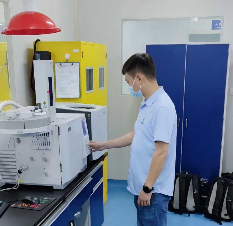 合知行实验室服务工程师维护仪器照片